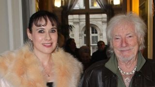 "Elle n'est pas là pour l'argent" : Hugues Aufray marié à  Murielle, 45 ans de moins, un célèbre chanteur prend la parole