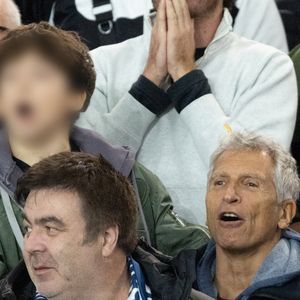 Ils étaient entourés de célébrités comme Nagui, Jamel Debbouze et Grand Corps Malade avec leurs enfants.

Nagui et son fils Adrien Fam - Célébrités dans les tribunes du match de Ligue des Champions entre le PSG contre le Bayern de Munich (1-2) au Parc des Princes à Paris le 4 novembre 2025. © Cyril Moreau/Bestimage