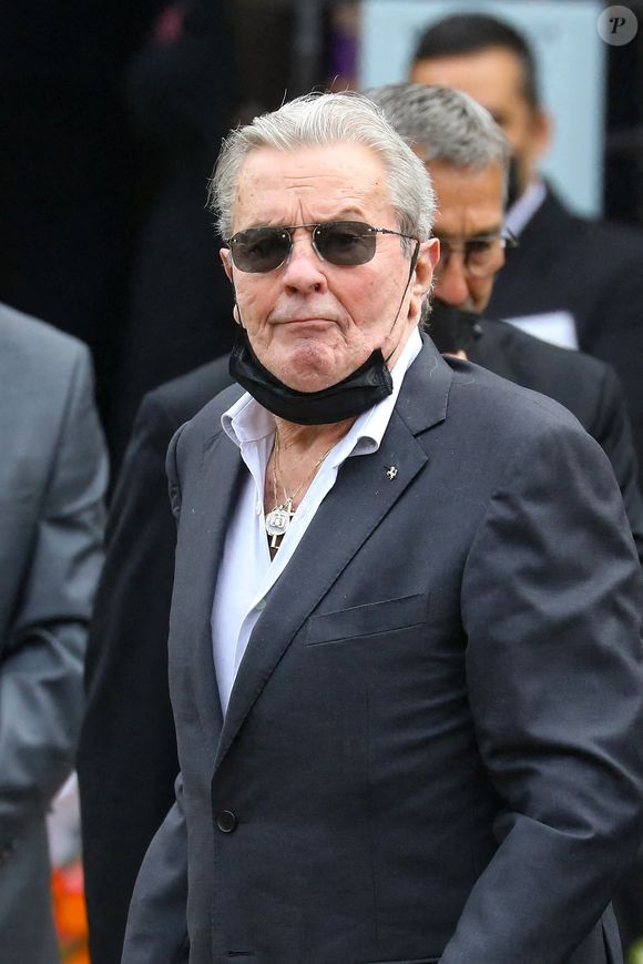 Alain Delon - Obsèques de Jean-Paul Belmondo en l'église Saint-Germain-des-Prés, à Paris le 10 septembre 2021. © Dominique Jacovides / Bestimage
