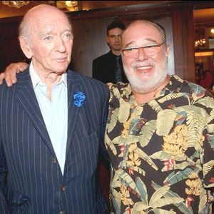 Le magnat français de la musique Eddie Barclay (à gauche) et le chanteur Carlos au Théâtre du Palais-Royal à Paris (France) le 14 juin 2004. Photo par Bruno Klein/ABACA.