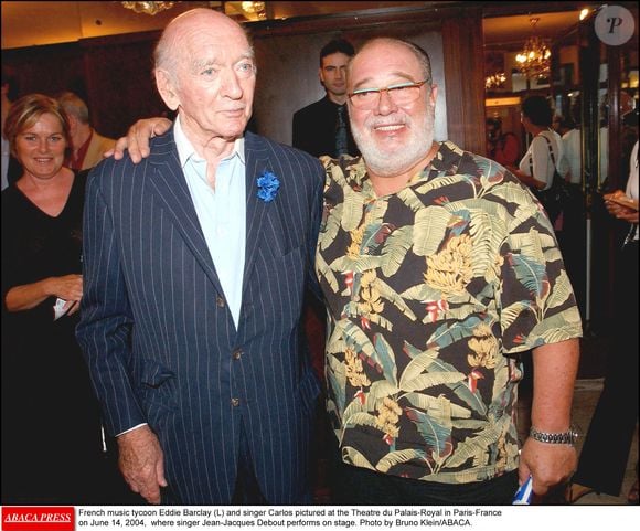 Le magnat français de la musique Eddie Barclay (à gauche) et le chanteur Carlos au Théâtre du Palais-Royal à Paris (France) le 14 juin 2004. Photo par Bruno Klein/ABACA.