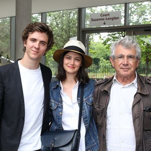 Lucie Boujenah, révélée dans "Soda" et "Edmond", a grandi dans une famille baignée dans le monde artistique. 

Thomas Soliveres et Lucie Boujenah, Michel Boujenah au village lors des internationaux de France de tennis de Roland Garros à Paris le 29 mai 2018. © Dominique Jacovides / Cyril Moreau / Bestimage