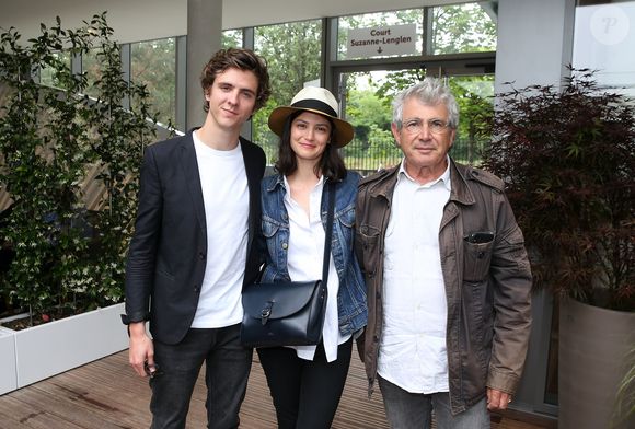 Lucie Boujenah, révélée dans "Soda" et "Edmond", a grandi dans une famille baignée dans le monde artistique. 

Thomas Soliveres et Lucie Boujenah, Michel Boujenah au village lors des internationaux de France de tennis de Roland Garros à Paris le 29 mai 2018. © Dominique Jacovides / Cyril Moreau / Bestimage
