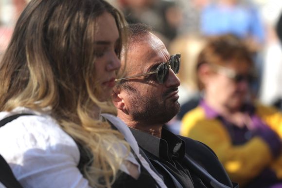 Milla Savarese, la fille d'E.Dequenne, et son beau-père, Michel Ferracci - 300 personnes réunies pour rendre hommage à Emilie Dequenne dans sa ville de Chièvres (Belgique), le 9 avril 2025, quelques semaines après son décès prématuré, survenu le 16 mars 2025. Une plaque commémorative a été installée dans la salle des Pas Perdus de l'hôtel de ville, renommée "Espace Émilie Dequenne". La famille de la comédienne a lancé un appel aux dons pour soutenir la lutte contre le cancer. © Photonews / Bestimage
