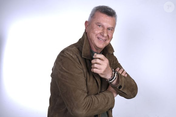 Mais l'animateur ne fait pas seulement confiance à des traitements traditionnels.

Exclusif - Portrait de Pascal Bataille, qui a récemment révélé être atteint d'un grave cancer des poumons, lors de l'enregistrement de l'émission "Chez Jordan de Luxe" à Paris. Le 11 décembre 2024
© Cédric Perrin / Bestimage