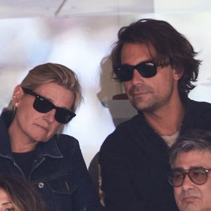 Bertrand Chameroy, Anne-Elisabeth Lemoine - Célébrités dans les tribunes de la finale homme des Internationaux de France de tennis de Roland Garros 2024 à Paris le 9 juin 2024. © Jacovides-Moreau/Bestimage