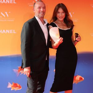 Jérôme Pulis Président et co-fondateur du festival et le mannequin, auteure-compositrice-interprète Carla Bruni - Cérémonie d'ouverture du 3ème Festival International du Film "Nouvelles Vagues" de Biarritz le 24 juin 2025. © Jean-Marc Lhomer/Bestimage