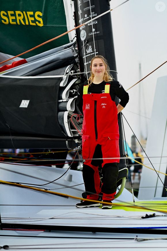 Violette Dorange, 23 ans, la plus jeune navigatrice du Vendée Globe lors du départ du Vendée Globe 2024-2025, 10ème édition de la course autour du monde en solitaire et sans escale, le 10 novembre 2024 aux Sables-d'Olonne, France. Photo par Franck Castel/ABACAPRESS.COM