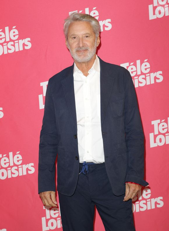 Antoine de Caunes - Photocall de la soirée "Télé Loisirs Awards 2025" au Jardin d'Acclimatation à Paris le 23 septembre 2025. © Coadic Guirec/Bestimage