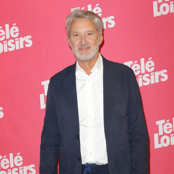 Antoine de Caunes - Photocall de la soirée "Télé Loisirs Awards 2025" au Jardin d'Acclimatation à Paris le 23 septembre 2025. © Coadic Guirec/Bestimage