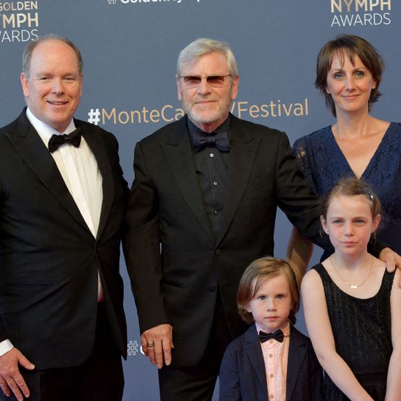 Côté vie privée, il a été marié à Isabelle Pasco puis a eu trois enfants, dont Liv et Louise.


Le prince Albert II de Monaco, Tchéky Karyo, Valérie Kéruzoré et leurs enfants lors du photocall de la cérémonie des Nymphes d'Or du 60ème festival de télévision de Monte Carlo au Grimaldi Forum à Monaco le 22 juin 2021

© Bruno Bebert / Bestimage