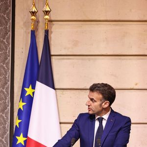Emmanuel Macron - La créatrice S.McCartney est faite Chevalier de la Légion d'honneur par le président français E.Macron au palais de l'Elysée à Paris, le 5 mars 2026, lors de la Fashion Week à Paris. Cette distinction salue son parcours ainsi que son engagement dans l'univers de la création et de la mode.

BFA.com / Backgrid USA / Bestimage