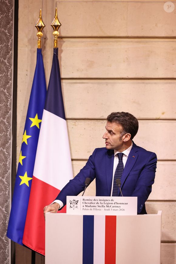 Emmanuel Macron - La créatrice S.McCartney est faite Chevalier de la Légion d'honneur par le président français E.Macron au palais de l'Elysée à Paris, le 5 mars 2026, lors de la Fashion Week à Paris. Cette distinction salue son parcours ainsi que son engagement dans l'univers de la création et de la mode.

BFA.com / Backgrid USA / Bestimage