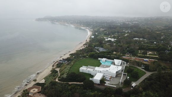 Construite sur une falaise en bord d'océan, cette villa singulière est quasiment entièrement faite de béton gris...

Vues aériennes de la villa à 200 millions de dollars de Beyonce et Jay-Z à Los Angeles. C'est l'une des villas les plus chères de Californie. USA, le 23 mai 2023. Crédit Bestimage