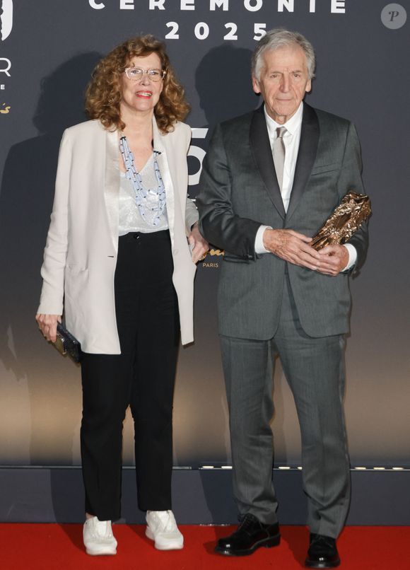 Costa Gavras (César d’honneur) avec sa femme au photocall du dîner de la 50ème édition de la cérémonie des César au Fouquet's à Paris, France, le 28 février 2025. © Coadic Guirec/Bestimage