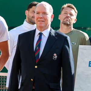 Le prince Albert II de Monaco lors de l'inauguration du Court Baronne Elizabeth-Ann de Massy, le premier jour de la 118ème édition du Rolex Monte-Carlo Masters, au Monte-Carlo Country Club à Roquebrune Cap Martin, France, le 5 avril 2025. Le Court n°2 a été renommé en hommage à la Baronne qui a œuvré avec dévouement pour le développement du tennis en Principauté et à l’international. Il devient ainsi le troisième court principal du tournoi et accueillera quatre matchs par jour du samedi 5 au jeudi 10 avril. Le tournoi se déroule du du 5 au 13 avril 2025. © Claudia Albuquerque/Bestimage