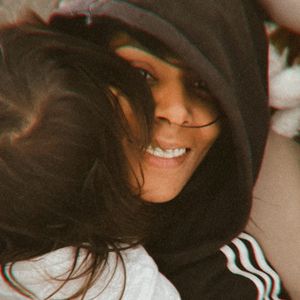 Un petit garçon qui a déjà de longs cheveux noirs comme  sa mère et qui semble très câlin. "Dimanche 14 septembre 2025", peut-on lire en légende de cette photo très touchante. 

Shy'm et Tahoma se serrent dans les bras - Instagram