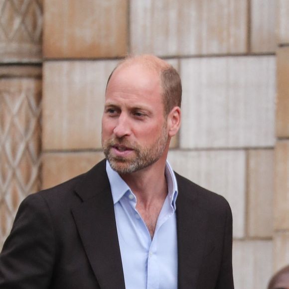 Le prince William a prévu une sortie sans son épouse à ses côtés.

Le prince William, prince de Galles, et Catherine (Kate) Middleton, arborant des cheveux blonds, visitent les jardins, récemment transformés, du musée d'histoire naturelle à Londres. © Backgrid UK/ Bestimage