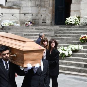 Lou Doillon, Charlotte Gainsbourg, Marlowe (fils de Lou Doillon), Ben Attal, Alice Attal, Roman de Kermadec (fils de Kate Barry) - Sorties des obsèques de Jane Birkin en l'église Saint-Roch à Paris. Le 24 juillet 2023
© Jacovides-KD Niko / Bestimage