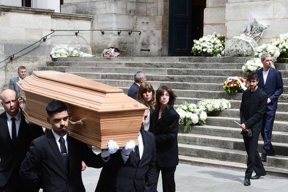 Lou Doillon, Charlotte Gainsbourg, Marlowe (fils de Lou Doillon), Ben Attal, Alice Attal, Roman de Kermadec (fils de Kate Barry) - Sorties des obsèques de Jane Birkin en l'église Saint-Roch à Paris. Le 24 juillet 2023
© Jacovides-KD Niko / Bestimage