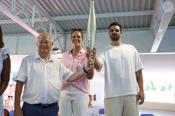 Laure Manaudou et son frère Florent Manaudou tenant les flammes olympiques avec le maire de Colombes lors de l'inauguration du Centre aquatique olympique Laure et Florent Manaudou à Colombes, près de Paris, France, le 28 juin 2025. Photo par Ameer Alhalbi/ABACAPRESS.COM