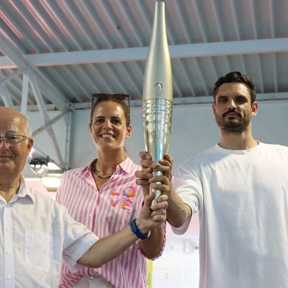 Laure Manaudou et son frère Florent Manaudou tenant les flammes olympiques avec le maire de Colombes lors de l'inauguration du Centre aquatique olympique Laure et Florent Manaudou à Colombes, près de Paris, France, le 28 juin 2025. Photo par Ameer Alhalbi/ABACAPRESS.COM
