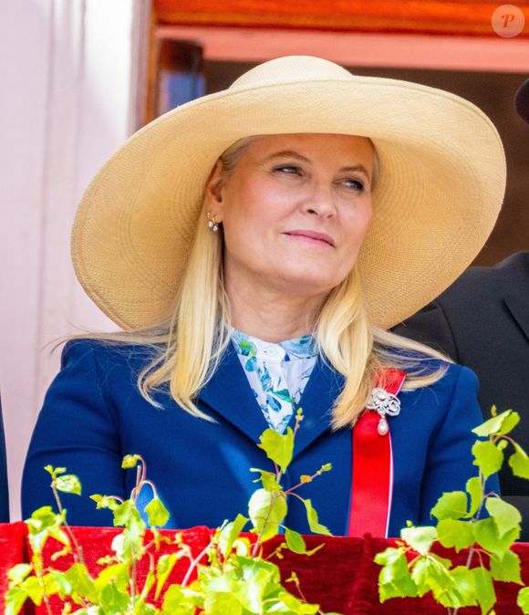 Oslo, NORVÈGE – Lors des célébrations de la Fête nationale de la Norvège le 17 mai 2025, la princesse héritière Mette-Marit (la princesse Mette-Marit de Norvège) et la princesse Ingrid Alexandra (la princesse Ingrid Alexandra de Norvège) saluent le public depuis le balcon du Palais royal à Oslo. Cet événement constitue un moment clé des festivités annuelles du pays. Backgrid USA / Bestimage