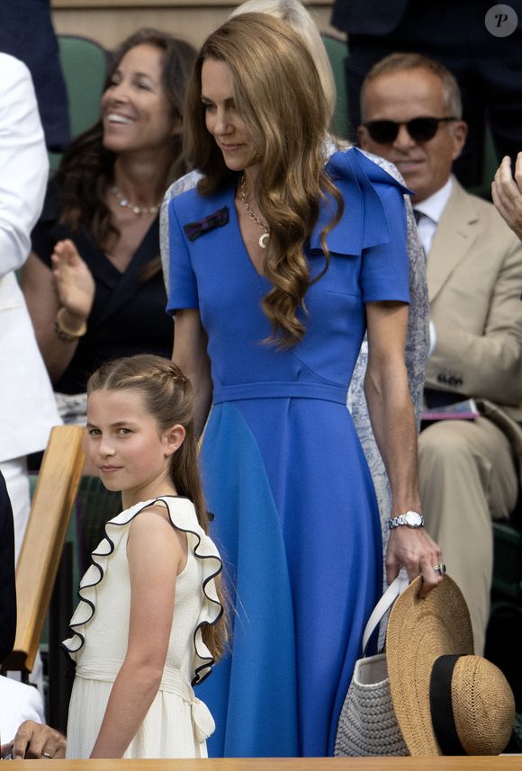 Kate Middleton et la princesse Charlotte assistent à la finale masculine de Wimbledon entre Jannik Sinner et Carlos Alcaraz, au All England Lawn Tennis and Croquet Club, à Wimbledon, Londres, Royaume-Uni, le 13 juillet 2025. (Julien Burton / Bestimage).