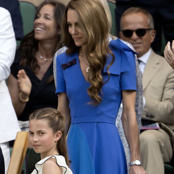 Kate Middleton et la princesse Charlotte assistent à la finale masculine de Wimbledon entre Jannik Sinner et Carlos Alcaraz, au All England Lawn Tennis and Croquet Club, à Wimbledon, Londres, Royaume-Uni, le 13 juillet 2025. (Julien Burton / Bestimage).