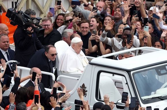 Le pape François salue les fidèles après la bénédiction Urbi et Orbi qui a suivi la messe de Pâques sur la place Saint-Pierre, au Vatican.  Zuma Press / Bestimage