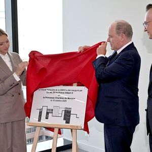 Le prince Albert II de Monaco et la princesse Charlene ont visité en compagnie de M. Thomas Bataglione, l'administrateur et directeur général de la SMEG, le nouveau siège social de la société, installé dans le quartier de Fontvieille à Monaco, le 15 octobre 2025. © Bruno Bebert / Bestimage