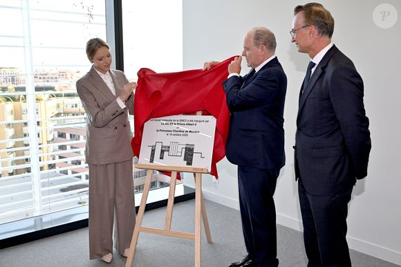 Le prince Albert II de Monaco et la princesse Charlene ont visité en compagnie de M. Thomas Bataglione, l'administrateur et directeur général de la SMEG, le nouveau siège social de la société, installé dans le quartier de Fontvieille à Monaco, le 15 octobre 2025. © Bruno Bebert / Bestimage