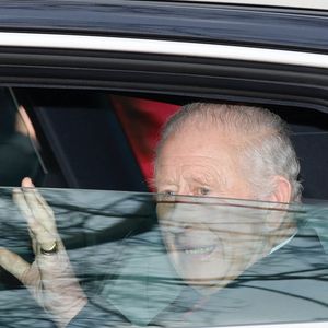 Le roi Charles III d'Angleterre, quitte Clarence House à Londres le 28 mars 2025, après une rapide admission à l'hôpital la veille. Le monarque de 76 ans souffrait d'effets secondaires de son traitement contre le cancer. Il a dû annuler plusieurs rendez-vous prévus le vendredi 28 mars 2025. (Mirrorpix / Bestimage).