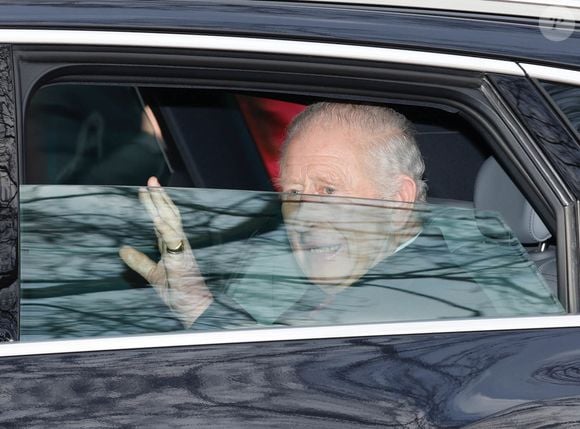 Le roi Charles III d'Angleterre, quitte Clarence House à Londres le 28 mars 2025, après une rapide admission à l'hôpital la veille. Le monarque de 76 ans souffrait d'effets secondaires de son traitement contre le cancer. Il a dû annuler plusieurs rendez-vous prévus le vendredi 28 mars 2025. (Mirrorpix / Bestimage).
