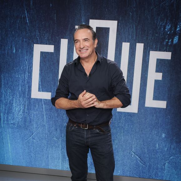 Exclusif -  Jean Dujardin, sur le plateau de Clique présenté par M.Achour, et diffusé sur Canal + le 27 octobre 2025, à Paris, France, le 21 octobre 2025. © Jack Tribeca/Bestimage