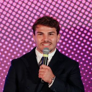 Le couple a multiplié les escapades, de Cannes à l’Italie, de la Catalogne à Marrakech, afin de célébrer les 29 ans du rugbyman et s’offrir des vacances sous le soleil. 

Antoine Dupont lors de la cérémonie d'ouverture du Qatar Prix de l'Arc de Triomphe au Pré Catelan le 2 octobre 2025.

© Anne-Sophie Guebey / Bestimage