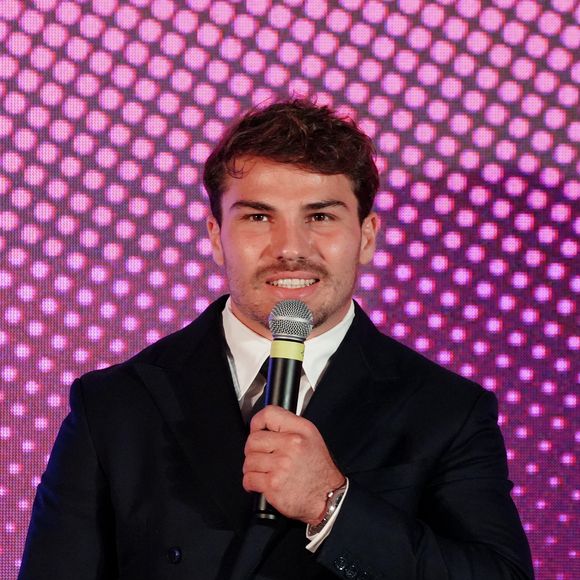Le couple a multiplié les escapades, de Cannes à l’Italie, de la Catalogne à Marrakech, afin de célébrer les 29 ans du rugbyman et s’offrir des vacances sous le soleil. 

Antoine Dupont lors de la cérémonie d'ouverture du Qatar Prix de l'Arc de Triomphe au Pré Catelan le 2 octobre 2025.

© Anne-Sophie Guebey / Bestimage