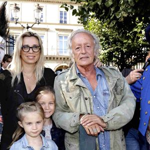Didier Barbelivien avec sa Femme Laure et leurs deux filles a l'inauguration de la 35e fete foraine des Tuileries au Jardin des Tuileries a Paris, France, le 24 juin 2018. Photo by Vim/ABACAPRESS.COM