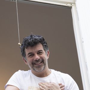 mais de vélo artistique. Et il vient de remporter une médaille !

Exclusif - Stéphane Plaza - Les people soutiennent le personnel soignant et encouragent le confinement depuis leur appartement pendant l'épidémie de coronavirus (COVID-19) à Paris le 9 avril 2020.

© Jack Tribeca / Bestimage