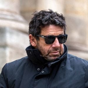 "J'avais reçu un message sur Instagram, qui me disait 'J'aimerais bien que vous m'invitiez à votre concert au Nikaïa [salle de spectacles à Nice], et que, ce soir-là, nous fêtions ensemble mes 100 ans'". Régine décédée, il lui a rendu hommage. 

Patrick Bruel lors de la cérémonie d'enterrement de l'acteur franco-danois Niels Arestrup devant l'église Saint-Roch à Paris, France, le 10 décembre 2024. Photo par Denis Prezat/ABACAPRESS.COM