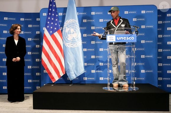 Pharrell Williams et Audrey Azoulay - Le rappeur, producteur et créateur de mode américain Pharrell Williams reçoit un diplôme de la directrice générale de l'UNESCO A.Azoulay en tant qu'Ambassadeur de bonne volonté de l'UNESCO pour les arts, l'éducation et l'entreprenariat, au siège de l'UNESCO, à Paris, le 17 décembre 2024. 
© Stéphane Lemouton / Bestimage