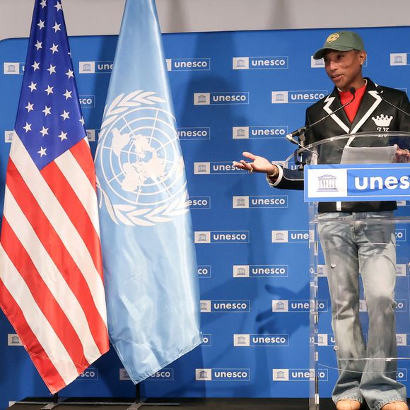 Pharrell Williams et Audrey Azoulay - Le rappeur, producteur et créateur de mode américain Pharrell Williams reçoit un diplôme de la directrice générale de l'UNESCO A.Azoulay en tant qu'Ambassadeur de bonne volonté de l'UNESCO pour les arts, l'éducation et l'entreprenariat, au siège de l'UNESCO, à Paris, le 17 décembre 2024. 
© Stéphane Lemouton / Bestimage