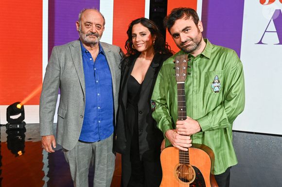 Exclusif - Louis Chedid et ses enfants Anna et Joseph Chedid lors du backstage de l'enregistrement de l'émission "Famille je vous aime" présentée par M. Drucker et qui sera diffusée le 13 juin 2025 sur France 3, aux Studios rive gauche à Paris, France, le 15 avril 2025. © Clovis-Gaffiot/Bestimage
Tout au long de sa carrière, Michel Drucker a interviewé les parents de ses invités pour comprendre leur parcours. Il a tissé des liens avec chacune de leur famille. Voilà comment est née l'idée de " Famille je vous aime ".

Cette émission diffusée en prime time sur France 3, entre la Fête des Mères et la Fête des Pères, a pour thème principal la transmission.

La famille a toujours inspiré les artistes que ce soit en chanson ou en humour. Gad Elmaleh, le parrain de cette première émission sera accompagné de Régine et David, ses parents. Il y aura également Dany Brillant, Anne Roumanoff, Roman Doduick et leur maman, Michèle Bernier, Laurent Voulzy, Gérard Lanvin, Louis Chedid, Michel et Beatrice Leeb et leurs enfants, mais aussi David Hallyday et Olivier de Benoist dont les récents spectacles abordent ce sujet.

Entre émotion et fous rires, nous n'avons pas fini d'aimer ces drôles de Familles !