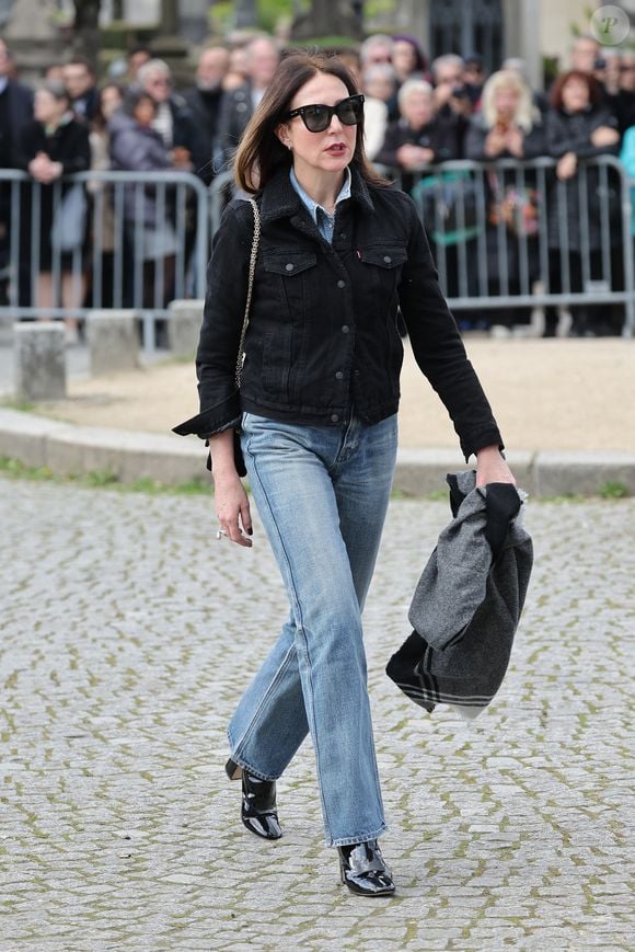 Elsa Zylberstein aux arrivées des obsèques d'Emilie Dequenne au cimetière Père Lachaise à Paris, France, le 26 mars 2025. © Cyril Moreau/Bestimage