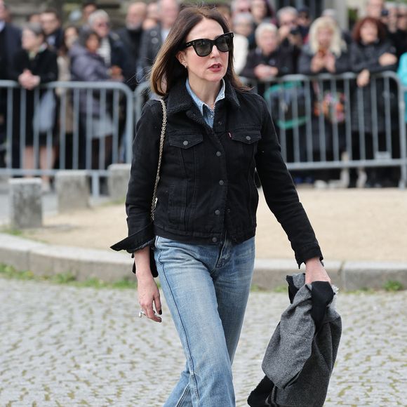 Elsa Zylberstein aux arrivées des obsèques d'Emilie Dequenne au cimetière Père Lachaise à Paris, France, le 26 mars 2025. © Cyril Moreau/Bestimage