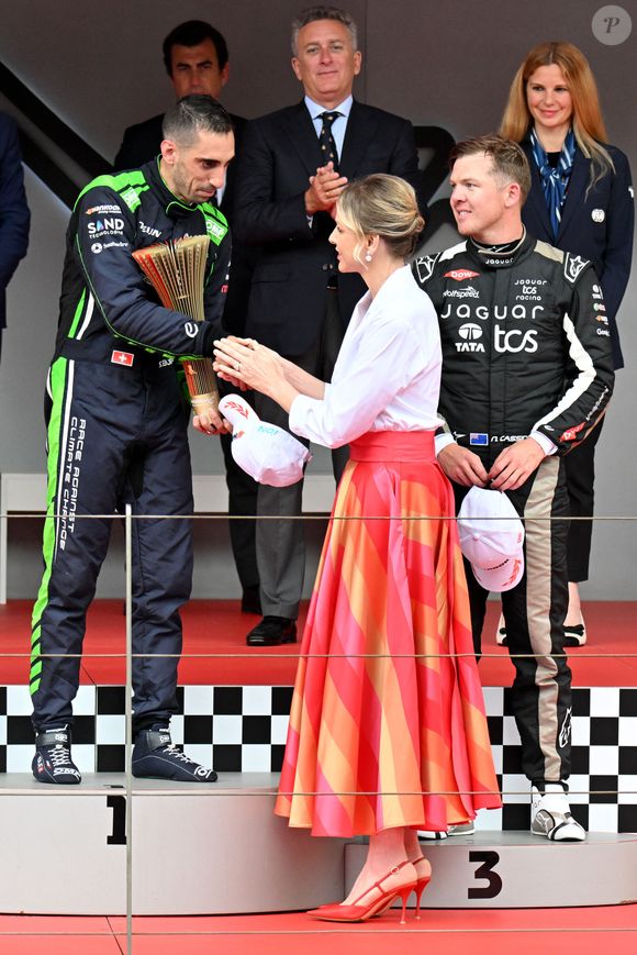 L'épouse du prince Albert a notamment remis le trophée au vainqueur de la course

La princesse Charlene de Monaco et les vainqueurs durant le Monaco E-Prix 2025, Round 7, le 4 mai 2025. © Bruno Bebert/Bestimage