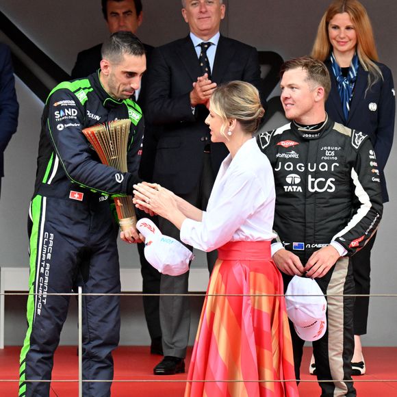 L'épouse du prince Albert a notamment remis le trophée au vainqueur de la course

La princesse Charlene de Monaco et les vainqueurs durant le Monaco E-Prix 2025, Round 7, le 4 mai 2025. © Bruno Bebert/Bestimage