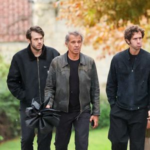 En effet, le papa de Paul, Florence, Stella et Patricia (morte en 1993, drame de sa vie) a ainsi noué une relation très forte avec le comédien, de son vrai nom Gérard Adjémian, et fut d'ailleurs présent jusqu'à ses derniers instants.

Exclusif - Paul Belmondo et ses fils Victor Belmondo, Alessandro Belmondo - Arrivées aux obsèques d’Alain Belmondo au crématorium du Père-Lachaise à Paris, France, le 4 septembre 2025. © Dominique Jacovides/Bestimage