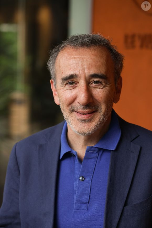 Après de longs mois d’attente, c’est ce samedi 28 mars 2026, sur le plateau de l’émission "On refait la télé" sur RTL, qu’il a finalement accepté de révéler le prénom donné à son garçon. 

Elie Semoun en tribune lors des Internationaux de France 2025 à Roland Garros le 01 juin 2025 à Paris, France. Photo by Nasser Berzane/ABACAPRESS.COM