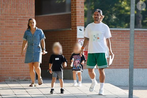 Le footballeur est le père de trois enfants, Mia, Amaro et Alba

Antoine Griezmann et sa femme Erika Soperana accompagnent leurs enfants à l'école, le jour de la rentrée à Madrid en Espagne le 2 septembre 2024.